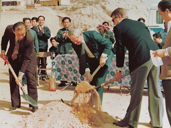 人民日報 | 麥伯良：敢闖敢試，泥路走成幸福路