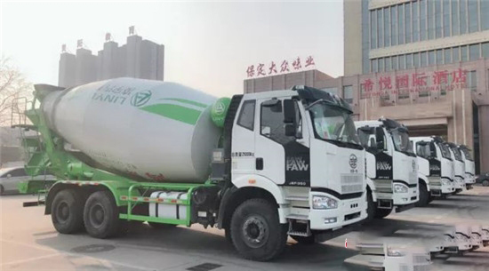 中集凌宇攪拌車進(jìn)駐神秘雪域古城，為當(dāng)?shù)氐慕ㄔO(shè)和經(jīng)濟(jì)發(fā)展奉獻(xiàn)力量